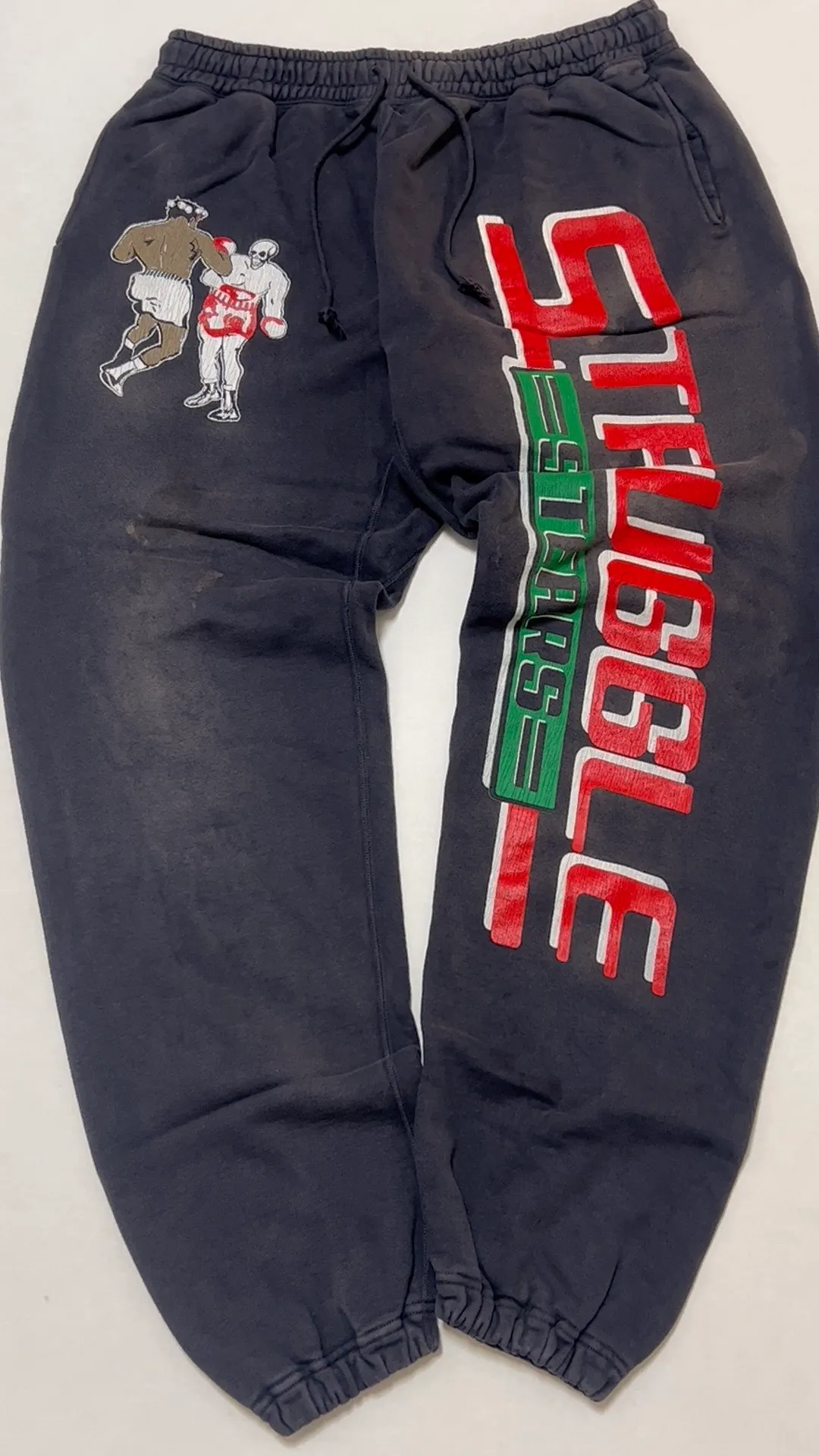 SAINT Mxxxxxx x DENIM TEARS STRUGGLE SWTPNTS/BLK DT co-branded boxing retro distressed sweatpants, washed black S-XL Assute dyeing, whole piece sprayed with horse fade, authentic grade crack printing, mold customization co-branded main mark/washed mark, factory four-needle six-thread workmanship, no bone seams, more comfortable to wear